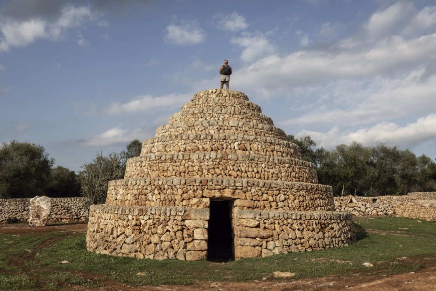 Biel Pons, més conegut a l’illa com a S’Espanto, dalt de la barraca que va començar a construir per plaer l’any 2005 i que va finalitzar el 2009, en un solar de la seva propietat a Sant Climent. Menorca, 2021 | © Anna Lofi Biel Pons, més conegut a l’illa com a S’Espanto, dalt de la barraca que va començar a construir per plaer l’any 2005 i que va finalitzar el 2009, en un solar de la seva propietat a Sant Climent. Menorca, 2021 | © Anna Lofi